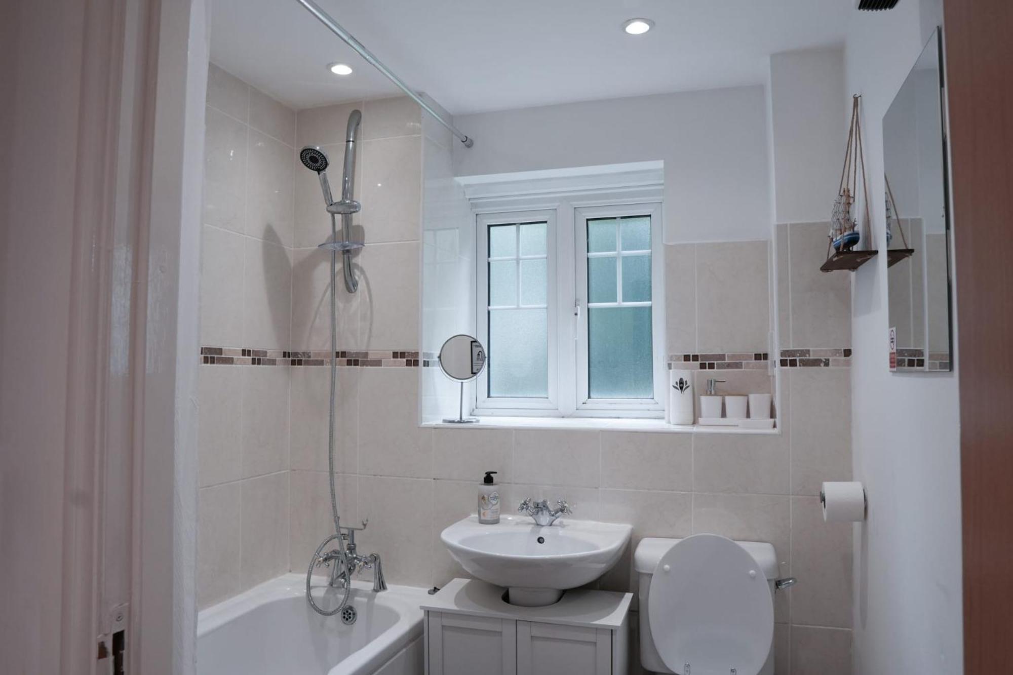 Whole 2-Bed Apartment - Contractors, Professionals, Ulez Free, Free Parking, B'Ham City 10Mins Бирмингем Экстерьер фото